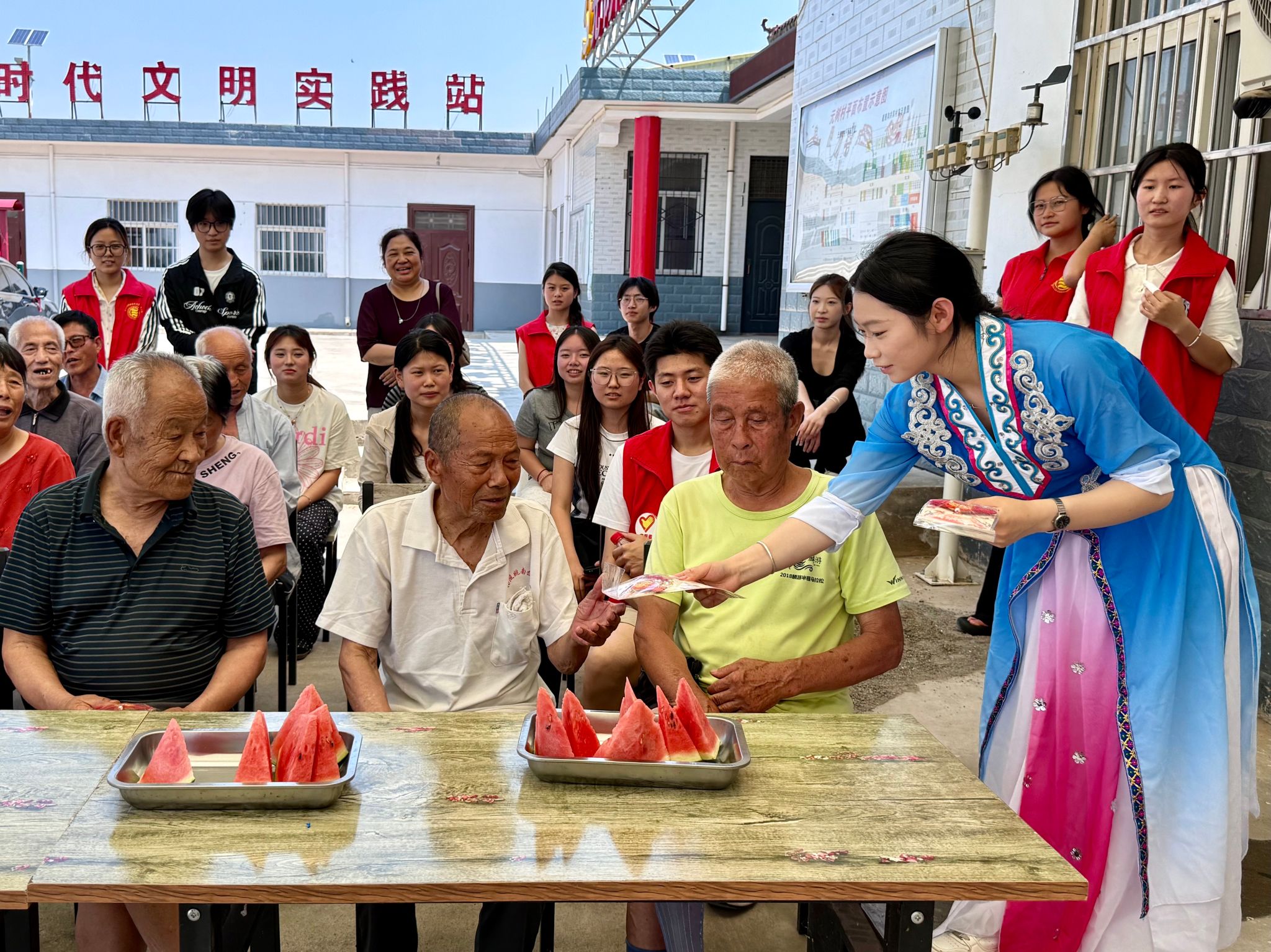 在深化党建联建的同时共度端午佳节