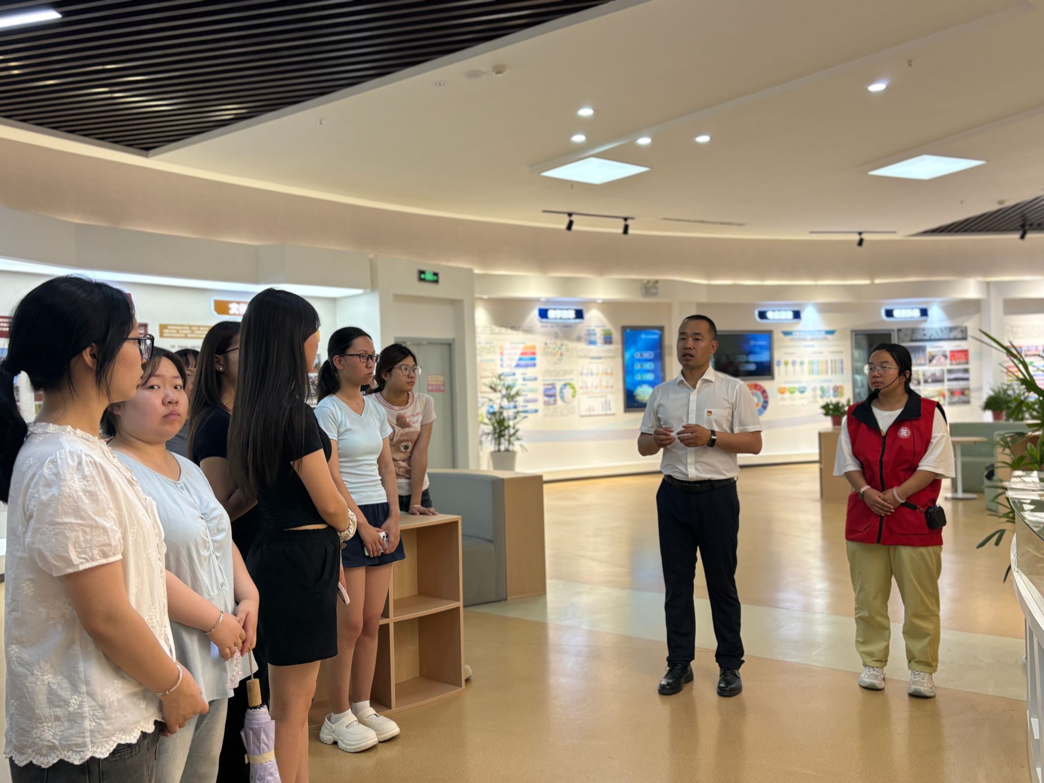 沉浸式开展双语校史讲解实践