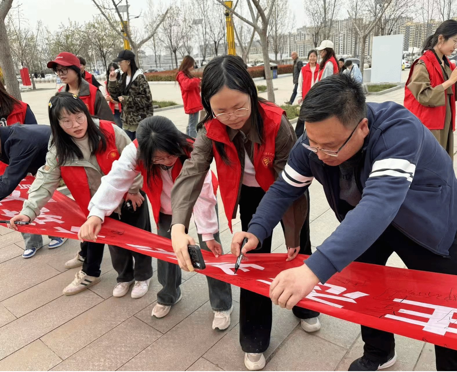 通过清理河岸垃圾