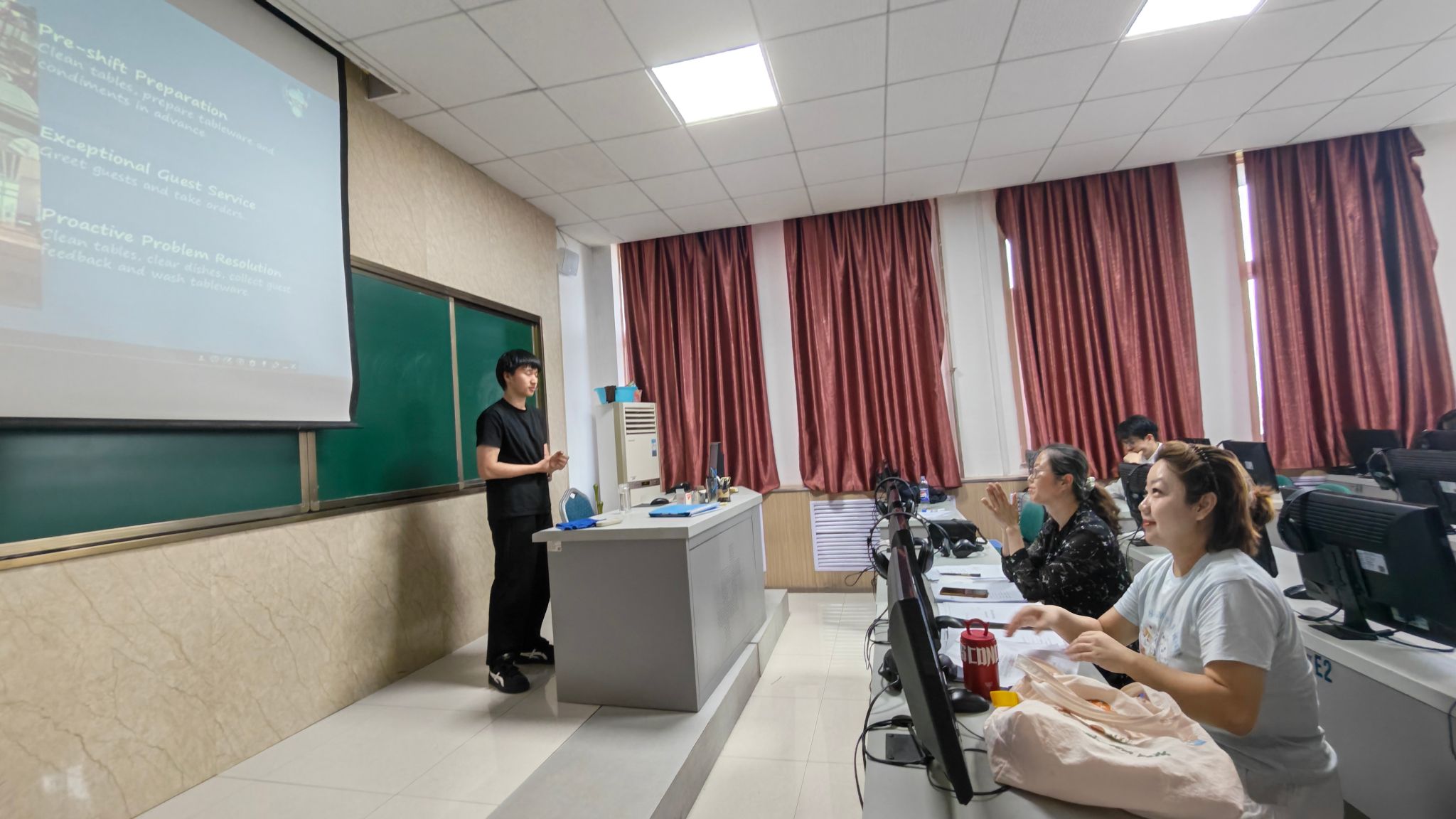 精心组织并圆满完成了2026届毕业生
